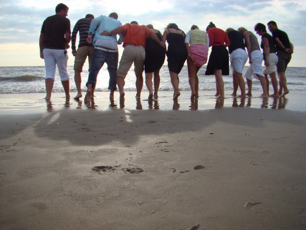 Naar het strand, wroeten in het zoute water