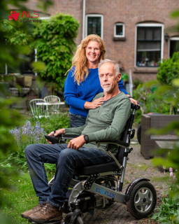 “Tel je zegeningen. Daar focus ik me liever op dan op dan die slopende ziekte.”
Sinds zijn diagnose ALS is het leven van Arjan van Aalst en zijn vrouw Thérèse ingrijpend veranderd. Toch blijven ze focussen op wat nog wel kan, met dank aan hulpmiddelen van Stichting ALS op de Weg , aanpassingen in huis en de steun van vrienden en familie. 
Tijdens de ALS Sunrise Walk ervoeren ze hoe groot de saamhorigheid is binnen de ALS-community. Met zijn Eloflex rolstoel deed hij mee aan de nachtelijke wandeling door Utrecht: “Het was toch wel heel mooi. Je hoort verhalen van mensen van alle leeftijden die iemand met ALS kennen.”
Lees het hele interview op als.nl/interviews/arjan-van-aalst/
#StopALS #ALSHulpmiddelen #ALSSunriseWalk #StichtingALS