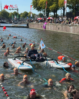 Wat was het een dag om nooit te vergeten! Alweer 5 weken geleden doken we met z’n allen het water in tijdens de Amsterdam City Swim. En wat was het een bijzondere editie.
Dankzij allerlei hulpmiddelen zoals drijvende bootjes, belly boats, catamarans en waterdichte overlevingspakken konden ook dit jaar weer mensen met ALS zelf meezwemmen. 💪 Hun kracht en doorzettingsvermogen maakten de dag extra bijzonder.
Als Stichting ALS op de Weg zijn we trots dat we deze hulpmiddelen konden leveren, zodat iedereen het water kon trotseren en zijn of haar steentje kon bijdragen aan de strijd tegen ALS. 💙 Tot volgend jaar! 
#AmsterdamCitySwim #ALSopdeWeg #ACS25 #StopALS