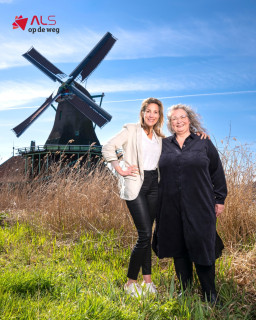 "Een hulpmiddel maakt het mogelijk om herinneringen te maken met de mensen om je heen. Je kan activiteiten blijven doen die bijdragen aan de kwaliteit van leven.”
In hun zoektocht naar een racefietstandem stapten Bianca en Eelco in 2010 binnen bij Stichting ALS Nederland. Het leidde tot het ontstaan van Stichting ALS op de weg en was het begin van een jarenlange samenwerking. Bianca Weller (oprichter Stichting ALS op de weg) en Limore Noach (directeur Stichting ALS Nederland) kijken samen terug op 15 jaar samenwerken.
Bianca vertelt: "Nadat mijn man Eelco in 2009 de diagnose ALS kreeg, klopten we aan bij Stichting ALS Nederland op zoek naar een racetandem voor Eelco. De stichting was in die tijd nog heel klein en richtte zich enkel op fondsenwerving voor onderzoek. Daarom besloten we zelf een stichting op te richten voor hulpmiddelen in samenwerking met Stichting ALS Nederland.”
Lees het hele interview met Bianca en Limore via onlinetouch.nl/alsopdeweg/als-op-de-weg-jubileum-magazine?html=true#/4/
#StopALS #HulpmiddelenvoorALS #Hulpmiddelen #StichtingALS #ALSopdeWeg