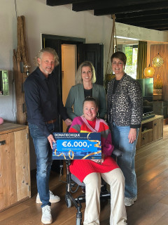 Wat een prachtig gebaar! 🎉 Uit handen van @vankesterenbv en Babs mochten wij een schitterende cheque in ontvangst nemen van maar liefst €6.000,-! Dit bedrag zetten wij concreet in voor hulpmiddelen die mensen met ALS ondersteunen in hun dagelijks leven. Om hun mobiliteit, zelfstandigheid en kwaliteit van leven te vergroten.

Het familiebedrijf vierde haar 100-jarig bestaan en koos er bewust voor om geen jubileumcadeaus te vragen, maar om een bijdrage te vragen voor een maatschappelijk doel. Wij zijn enorm dankbaar dat Stichting ALS op de Weg één van de goede doelen mocht zijn.
 
Een groot dankjewel aan Babs en het hele team van Van Kesteren BV voor jullie betrokkenheid en prachtige jubileumactie. 🙌

#Dankbaar #StichtingALSopdeWeg #VanKesterenBV #StichtingALS #ALSHulpmiddelen