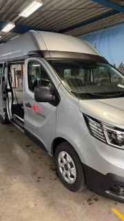 4 november 2025, was een bijzondere dag: de eerste nieuwe @renault_nl Trafic van in totaal zeven is afgeleverd! 🎉 De bus mocht direct mee op avontuur. Hans, die leeft met ALS, vertrekt samen met zijn vrouw Saskia en zoon Mark binnenkort naar Wales voor een welverdiende vakantie.
Dankzij de geweldige samenwerking met onze partners kon de bus weer piekfijn en volledig aangepast worden afgeleverd:
👏 John Koopman (B&S – Onbeperkt in Beweging) namens de inbouwer
👏 Richard Boelé namens @lifeatayvens (leasemaatschappij)
👏 Sander Beekmans namens @hedinautomotive.nl
Zo maken we samen mobiliteit mogelijk voor mensen met ALS. Krijgen ze de vrijheid om eropuit te gaan, herinneringen te maken en het leven te blijven beleven. Binnenkort meer afleveringen van onze bussen... blijf ons volgen! 🚐
#StichtingALSopdeWeg #StichtingALS #StopALS #RenaultTrafic #ALSHulpmiddelen