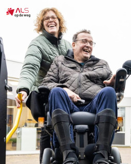 "We willen de normale dingen doen die andere mensen ook doen, Gewoon gewoon, zeg maar."

Stichting ALS op de weg heeft hun wagenpark onlangs flink uitgebreid. Dankzij een deel van de opbrengst van 3FM Serious Request van 2023, konden er acht aangepaste rolstoelbussen worden aangeschaft. Daardoor kwam er voor Twan Puts (53), die ALS heeft, veel eerder dan verwacht een bus beschikbaar: “De bus is echt een uitkomst. We kunnen nu gaan en staan waar we willen."

Lees het hele interview op als.nl/interviews/twan-puts/.

#StopALS #ALSHulpmiddelen #StichtingALS #StichtingALSopdeWeg