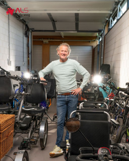 “Dankzij onze (hulp)middelen kunnen mensen blijven meedoen.”

Bij ALS op de Weg draait het om vrijheid, om zelfstandigheid, om kwaliteit van leven. Richard weet hoe belangrijk dat is. Wat begon met een gesprek aan de keukentafel met Bianca, het begin van een mooie samenwerking, groeide uit tot een stichting die inmiddels meer dan 40 rolstoelbussen en 60 aangepaste fietsen beheert. 

Met hun inzet zorgen Richard en Bianca ervoor dat mensen met ALS kunnen blijven deelnemen aan het leven en aan momenten die ertoe doen. Of dat nu een ritje is met vrienden, een bezoek aan familie, of het trotseren van de Mont Ventoux tijdens de Tour du ALS: “Kwaliteit van leven is geen luxe. Mee kunnen doen in het leven is belangrijk.”

Wil je meer weten over onze hulpmiddelen of hoe jij kunt bijdragen? 👉 Kijk op alsopdeweg.nl/hulpmiddelen

#ALSopdeWeg #StichtingALS #StopALS #ALSHulpmiddelen
