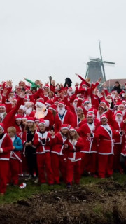 Heb jij je al ingeschreven voor de Rotary Santa Run op 14 december?🎅
We noemden het al eerder, maar dit jaar gaat de opbrengst van deze vrolijke kerst-fun-run naar Stichting ALS op de Weg! Op de Zaanse Schans leg je samen met honderden Santa’s drie feestelijke kilometers af, rennend, wandelend of gezellig sjokkend. Perfect om met familie, vrienden, collega’s of je sportteam mee te doen. 🎄
En natuurlijk sluiten we af met een gezellige après-run vol muziek, hapjes, drankjes en activiteiten voor de jongste kerstdeelnemers.
🎁 Doe je (weer) mee? Draag bij aan de strijd tegen ALS.
👉 Inschrijven kan via zaandijk.rotarysantarun.nl
#SantaRun #RotarySantaRun #ALSopdeWeg #ZaanseSchans #StopALS
📸: door Bart Homburg