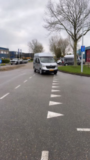 Afgelopen dinsdag 18 november mochten we zes splinternieuwe aangepaste Renault Trafic-bussen afleveren aan onze cliënten. Eigenlijk zelfs zeven, één cliënt ging op vakantie en wilde dit graag met de nieuwe bus doen. Dankzij de hulp van B & S konden we die al een week eerder leveren. Hoe fijn is dat!
Deze bussen zijn mogelijk gemaakt door onze samenwerking met @stichtingalsnederland. Ook onze dank aan @lifeatayvens en @renaulthedinautomotive voor het mede mogelijk maken van dit mooie project. 🙌
Binnenkort lees je meer hierover op onze website!
#ALSopdeWeg #ALSHulpmiddelen #RenaultTrafic #StichtingALS #StopALS