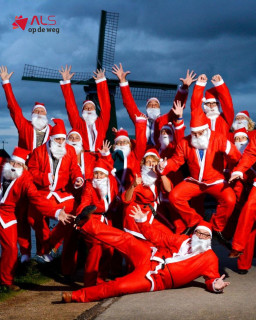Ho-ho-ho… geweldig nieuws!🎅 We zijn dit jaar uitgekozen als het goede doel van de @rotaryclubdezaanzaandijk_ Santa Run op 14 december! Dat betekent dat de opbrengst van deze knotsgekke, feestelijke fun-run naar Stichting ALS op de Weg gaat en daar zijn we heel dankbaar voor.

Op de Zaanse Schans rennen, wandelen of sjokken honderden kerstmannen en -vrouwen drie kilometers voor hulpmiddelen voor ALS. Perfect om met je familie, vrienden, collega’s, sportmaatjes of klasgenoten mee te doen. 

En alsof dat nog niet feestelijk genoeg is, sluiten ze af met een gezellige après-run vol live muziek, hapjes, drankjes en ook nog eens activiteiten voor de kinderen.

👉 Lees meer informatie en schrijf je in via zaandijk.rotarysantarun.nl

📸: Foto's zijn gemaakt door Bart Homburg

#SantaRun #RotarySantaRun #StichtingALSopdeWeg #StopALS #ALSHulpmiddelen