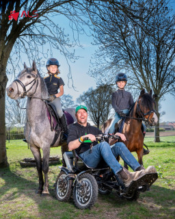 "De Zoom geeft me vrijheid en de mogelijkheid om herinneringen te blijven maken."
@bramemmerzaal (43) leeft sinds 2017 met de diagnose ALS. Zijn kinderen waren toen één en drie jaar oud. Ondanks alles wilde hij maar één ding: blijven genieten met zijn gezin. Dankzij de Zoom, ons 4WD-terreinvoertuig, kan dat nog steeds.
Bram scheurt door het mulle strandzand, rijdt met gemak 22 km/u mee tijdens fietstochtjes en volgt zijn vrouw en dochters zelfs over ruiterpaden als zij met de paarden het bos in gaan. Buiten zijn, samen zijn, dat is voor hem onbetaalbaar.
En zijn motto? "Als het niet gaat zoals het moet, dan moet het maar zoals het gaat." Toen de accu een keer leeg was midden in het bos, spande hij de Zoom gewoon achter het paard van zijn dochter. Opgelost.
Bij Stichting ALS op de Weg zijn we blij dat we, bijvoorbeeld, Bram met onze hulpmiddelen deze vrijheid kunnen bieden. Het zijn dit soort momenten, groot en klein, die het verschil maken. ❤️
Van het 4WD-terreinvoertuig hebben we er op dit moment nog vier beschikbaar!
#StichtingALSopdeWeg #Hulpmiddelen #HulpmiddelenvoorALS #StopALS