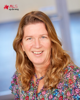 ✨ Kerstgedachte Anke ✨
In deze tijd van licht en warmte sta ik extra stil bij hoe kostbaar tijd is. Dat zag ik van heel dichtbij, als buurvrouw van Eelco. De ziekte ALS veranderde zijn leven in een razend tempo en net zo snel stonden familie, vrienden en zelfs onbekenden klaar om hem te helpen elke seconde te benutten.
Want als je tijd kostbaar is, wil je niet wachten. Dan wil je leven. En precies dat is waar Stichting ALS op de Weg aan bijdraagt: kwaliteit van leven, zo lang als mogelijk.
Ik ben dankbaar voor alle ontmoetingen, zoals samen met de dochters van Eelco de @tourduals lopen, kinderen begeleiden tijdens de @amsterdamcityswim junior swim en warme gesprekken tijdens de @alssunrisewalk. Daar voel je waarom ons werk nodig blijft.
Eelco heeft te kort van het leven mogen genieten. Maar hij plantte het zaadje voor deze stichting. En wij laten het groeien, met liefde, met toewijding en met de steun van zoveel mooie mensen. 🌱 Zodat anderen kunnen blijven doen wat écht telt, namelijk zo zorgeloos mogelijk genieten van de tijd die rest.
Dat is voor mij de kerstgedachte.🎄
Anke Laffort, Raad van Toezicht ALS op de Weg
