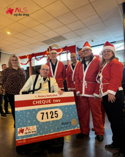 Rotary Santa Run Zaan- Zaandijk: wat een succes!🎅

Op zondag 14 december kleurde de Zaanse Schans rood tijdens de Rotary Santa Run! Ondanks de frisse wind en een grijze lucht stonden er toch bijna 100 enthousiaste deelnemers aan de start. Na een energieke warming-up gaf René Broerse, ALS-patiënt, het startschot voor deze bijzondere run.

Het parcours liep langs de iconische molens van de Zaanse Schans en zorgde voor verbaasde gezichten bij toeristen toen hordes kerstmannen en -vrouwen voorbij wandelden en renden 🎄🏃‍♀️🏃‍♂️. Bij het Molenmuseum lag het keerpunt en de fanatiekelingen gingen zelfs twee rondes!

Na afloop werd in de kantine van ZVV Zaandijk de cheque overhandigd aan Stichting ALS op de weg. Met trots kunnen we zeggen dat er maar liefst €7.125,- is opgehaald! 🙌

Bianca van de stichting vertelde waar het geld voor wordt ingezet: “We zetten dit geld in voor twee Couplebedden, zodat een gezin/echtpaar weer samen kan slapen. Een stukje kwaliteit van leven.”

Heel veel dank aan alle wandelaars, hardlopers sponsoren en natuurlijk @rotaryclubdezaanzaandijk_ voor deze onvergetelijke dag. Op naar een warme en mooie kerst! ✨

#StopALS #ALSopdeWeg #ALSHulpmiddelen #Rotary #SantaRun