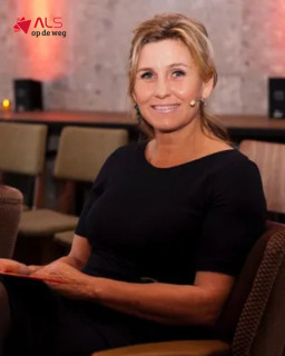 Dankbaarheid en vertrouwen ❤
 
Dit jaar werd ik ambassadeur van onze stichting ALS op de Weg, een rol die ik met trots vervul. Het voelt bijzonder om me te mogen inzetten voor mensen met ALS en hun naasten.

Juist ook omdat het voor mij persoonlijk is. In 2023 overleed mijn broer Carlos na een strijd van 11 maanden. Hij had een progressieve variant. Er restte hem niets dan het maximaliseren van kwaliteit van leven.

Zijn omgang met ALS voor hemzelf en voor zijn familie en vrienden zullen me altijd blijven inspireren. Na de verbijsterende diagnose toch kijken naar wat nog wel kon in plaats van rouwen om wat niet meer mogelijk was,  dwong diep respect af. Maar hij heeft ook veel gehuild alleen en met ons. De intimiteit heeft ook veel moois gebracht. Zijn slotwoorden “het was een prachtig leven.’’ raakte de kern ook bij mij. Het zat er op voor hem. Alles er uitgehaald. Ik heb meer tijd gekregen dan Carlos en zet dat prachtige leven voort met mijn broer altijd in mijn hart bij me.

Van dichtbij zag ik ook hoe belangrijk goede hulpmiddelen zijn in de laatste fase van het leven. Onze stichting maakt daarin echt het verschil, met rolstoelen, aangepaste fietsen, vakantiebusjes, koppelbedden en meer.

Dit jaar vierden we ons 15-jarig bestaan. Een mooie mijlpaal om bij stil te staan. We blijven ons inzetten om onze bereikbaarheid te vergroten, zodat we nog meer patiënten en families kunnen ondersteunen in dit intieme proces. 

Met dankbaarheid kijk ik terug, met vertrouwen kijk ik vooruit.
 
Mari Carmen Oudendijk
Ambassadeur ALS op de weg