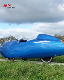 Een nieuwe uitdaging voor ALS voor in 2026! 🚴♂️ Richard (@richardrides4als) gaat het anders doen. Niet de berg op… maar naar de berg toe! In 2026 fietst hij in een velomobiel van Haarlem naar Malaucène, zo’n 1300 km, om aandacht te vragen voor ALS en Tour du ALS.
Als watersporter traint hij zich klaar voor minimaal 100 km per dag, met bagage, om op tijd aan de start te verschijnen. Een enorme uitdaging, met één duidelijk doel, namelijk impact maken voor ALS.
Bedrijven en particulieren kunnen meerijden richting Frankrijk door hun naam of logo op de velomobiel te zetten. Een rijdend symbool van betrokkenheid, zichtbaar over honderden kilometers door Europa.
Wil jij laten zien dat jij achter de strijd tegen ALS staat? Lees meer via tourduals.nl/fundraisers/richard-beetsen doneer of sponsor!
#RichardRides4ALS #StichtingALSopdeWeg #TourduALS #Velomobiel #SamenSterk #StopALS