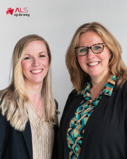 De diagnose ALS, PSMA of PLS zet je wereld op z’n kop. In korte tijd komt er enorm veel op je af. Emoties, vragen en een wirwar aan informatie.
Ervaringsdeskundigen Nathalie en Juliette van Stichting ALS Nederland luisteren, denken mee en helpen patiënten en hun naasten wegwijs te worden in het ALS-landschap. Met persoonlijke ervaring, begrip en kennis bieden zij ondersteuning op een laagdrempelige manier: “Je kunt bij ons je verhaal kwijt. Je hoeft het niet alleen te doen.”
Niet alleen praktische hulp is belangrijk, maar ook aandacht voor wat nog wél kan. Voor lichtpuntjes, verbinding en momenten met dierbaren. Om hier ondersteuning in te bieden, levert Stichting ALS op de Weg verschillende hulpmiddelen.
Lees het hele interview met Nathalie en Juliette via onlinetouch.nl/alsopdeweg/als-op-de-weg-jubileum-magazine?html=true#/14/
#ALSopdeWeg #StopALS #ALS #PSMA #PLS #Patientencontact