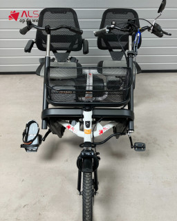 Nu het weer beter wordt, is er niets fijner dan samen eropuit 🌤️🚲 En dat kan met de Van Raam Fun2Go duo-fiets te verkrijgen bij Stichting ALS op de weg

Deze bijzondere fiets is geen tandem, maar een tweezitter naast elkaar. Dat betekent gezellig kletsen onderweg, samen genieten en toch veilig op pad. Dankzij de extra stille elektrische ondersteuning, vrijloop voor de bijrijder (meefietsen hoeft niet!), verstelbare stoelen met heupgordel en zelfs een treeplank om je voeten te laten rusten, blijft fietsen langer mogelijk. 

De Fun2Go is van alle gemakken voorzien:
✨ 8 versnellingen
✨ speciale verstelbare trappers
✨ verlichting, slot, lader en boodschappenmand

Goed om te weten, is dat de fiets 120 cm breed is en bij niet-gebruik altijd binnen gestald moet worden in verband met de elektronica.

⚠️ Let op: de beschikbaarheid is beperkt. Het kan zijn dat deze fietsen straks niet meer leverbaar zijn. Vind meer informatie via: alsopdeweg.nl/hulpmiddelen-vanraam-fun2go/

#StichtingALSopdeweg #ALSHulpmiddelen #StopALS #Duofiets