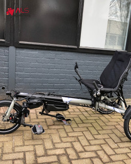 Vrijheid, stabiliteit en sportief op pad 💨🚴‍♂️ Met de Hase Kettwiesel driewielfiets van Stichting ALS op de weg ga je vol vertrouwen de weg op. Deze sportieve en superstabiele fiets is ideaal voor mensen met verminderde beenkracht en maakt langere, mooie tochten weer mogelijk.

Dankzij de elektrische trapondersteuning (Shimano Steps) neem je viaducten, heuvels en zelfs bergop zonder zorgen. De acht versnellingen, eenvoudig te bedienen knoppen en krachtige schijfremmen zorgen voor comfort en veiligheid. Sommige fietsen zijn zelfs uitgerust met been- en kuitsteunen, zodat je minder snel vermoeid raakt. Verder kan je rekenen op:

-  Een comfortabel ligzadel
-  Verlichting & spatborden
-  Een grote, uitneembare accu (actieradius ± 50–70 km)

Belangrijk: bij niet-gebruik moet de fiets altijd binnen gestald worden, in verband met elektronica en diefstal. En ook goed om te weten is dat de beschikbaarheid beperkt is. Het kan zijn dat deze fiets op termijn niet meer leverbaar is. 

Wil jij genieten van beweging en vrijheid in de buitenlucht? 🌤️ Wacht dan niet te lang: alsopdeweg.nl/hulpmiddelen-hase-kettwiesel/

#StopALS #ALSopdeweg #StichtingALS #ALSHulpmiddelen