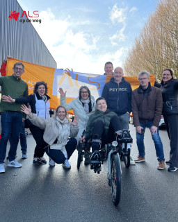 Afgelopen zaterdag waren we te gast bij 2Ride.nl! 🚴‍♂️

Met zo’n 40 enthousiaste mensen begon de dag met een warm welkom, een goede introductie doorJuliette Arts en natuurlijk… de bekende worstenbroodjes.

Wij namen drie elektrisch ondersteunde Hase Pino-tandems en een Hase Kettwiesel mee, en die werden volop gepast en getest. Met de hulp van 2Ride en Sjors Kloosterman werden de fietsen netjes op maat gemaakt, zodat iedereen zelf kon ervaren hoe het is om samen te fietsen of op een aangepaste driewielfiets te rijden.

Na de lunch gingen we lekker naar buiten en werd er enthousiast gefietst. Al met al een mooie, inspirerende dag waar we met een glimlacht op terugkijken! 

#ALSHulpmiddelen #Hulpmiddelen #StichtingALS #ALSopdeweg