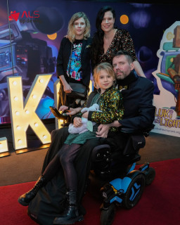 In 2017 kreeg Anjo Snijders de diagnose PSMA. Hij was 35, vader van twee jonge kinderen, en koos vrijwel meteen voor een andere focus, namelijk kijken naar wat nog wel kon. Herinneringen maken. Leven. Zijn levensmotto werd: “Het gaat er niet om wat je meeneemt, maar om wat je achterlaat.”

Wij mochten Anjo en zijn gezin jarenlang ondersteunen met hulpmiddelen die vrijheid gaven. Van kleine, kostbare momenten tot een onvergetelijke familietrip naar Berwang in Oostenrijk. Het leek soms onmogelijk, maar het werd mogelijk gemaakt. 

Anjo’s licht leeft nu voort, onder andere in @luki_and_the_lights, de animatiefilm die hij maakte om kinderen wereldwijd uit te leggen wat ALS is. Dank je wel, Anjo, voor alles wat je hebt achtergelaten. ❤️💡
 
Lees het hele verhaal van Sascha, de weduwe van Anjo, via deze link onlinetouch.nl/alsopdeweg/als-op-de-weg-jubileum-magazine?html=true#/22/