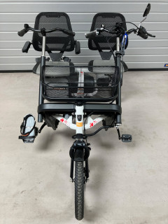 Samen op pad, naast elkaar genieten en onderweg gezellig kletsen 🚲 Met de Van Raam Fun2Go wordt fietsen weer echt samen beleven. Geen tandem, maar comfortabele stoelen naast elkaar. Voor beter contact, meer veiligheid en volop plezier onderweg.

De fiets heeft talloze voordelen. Hier even wat voordelen op een rij:
✔️ Geen hoge instap, dus eenvoudig plaatsnemen
✔️ Extra stille elektrische trapondersteuning (smart e-bike)
✔️ Bijrijder mag meetrappen, maar het hoeft niet
✔️ Super wendbaar en draait zelfs om de eigen as
✔️ Comfortabele, verstelbare stoel met goede ondersteuning
✔️ Stabiel, robuust en voorzien van handige bagagemand

Of je nu een rondje door het park maakt of samen boodschappen doet, deze duofiets geeft vrijheid, vertrouwen en mobiliteit terug. Lees meer via alsopdeweg.nl/hulpmiddelen-vanraam-fun2go/

#StopALS #ALSHulpmiddelen #Duofiets #ALSopdeweg