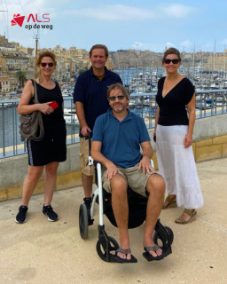 “De diagnose ALS zet je wereld volledig op zijn kop. Het is alsof plotseling het licht uitgaat. Wat ooit belangrijk leek, vervaagt. Wat vanzelfsprekend was, blijkt ineens van onschatbare waarde. Mobiliteit bijvoorbeeld. Maar wat ALS die vrijheid je wordt ontnomen?”In de nacht van 13 op 14 maart loopt Mari Carmen, ambassadeur van Stichting ALS op de weg, mee met de @alssunrisewalk. 🌅 Dit is een bijzondere tocht in Utrecht waarbij deelnemers samen de zonsopgang tegemoet lopen om aandacht en geld op te halen voor de strijd tegen ALS.Voor haar is dit persoonlijk. In 2023 verloor zij haar broer Carlos aan ALS. In haar verhaal deelt ze hoe ingrijpend deze ziekte is, maar ook hoe belangrijk snelle praktische hulp kan zijn, zoals die van Stichting ALS op de Weg, die mensen met ALS helpt om zo lang mogelijk mobiel en zelfstandig te blijven.Loop zelf ook mee, steun het initiatief of lees haar persoonlijke verhaal via alsopdeweg.nl/mari-carmen-oudendijk-loopt-de-als-sunrise-walk/#StopALS #StichtingALSopdeweg #ALSSunriseWalk #ASW26