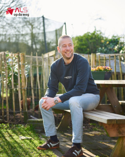 “Bij deze uitzonderlijke aandoening horen uitzonderlijke hulpmiddelen.”Elke dinsdag stapt ergotherapeut Hilbrand Huizenga in de auto. Op weg naar mensen met ALS. Mensen die, ondanks een leven dat volledig op z’n kop staat, vooral één wens hebben, namelijk zo lang mogelijk thuis blijven. Zelf blijven doen wat nog kan.Van een scootmobieltraining in een villawijk bij Groningen tot het regelen van een strandrolstoel of een koppelbed. Hilbrand kijkt verder dan de beperking. Hij kijkt naar wat iemand wil en hoe dat mogelijk blijft. Maar vaak zit er een gat tussen wat mensen nodig hebben en wat wordt vergoed. Daar springt Stichting ALS op de Weg in. Met hulpmiddelen die niet standaard zijn, maar wel het verschil maken. Omdat kwaliteit van leven geen luxe is. Wij doen er alles aan om mogelijk te maken wat nog wel kan.Lees Hilbrands hele verhaal via onlinetouch.nl/alsopdeweg/als-op-de-weg-jubileum-magazine?html=true#/38/#ALSopdeweg #kwaliteitvanleven #hulpmiddelen #ALShulpmiddelen