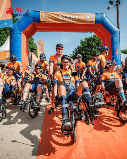 ⛰️🚴 Tour du ALS 2026 komt eraan!Op 18 juni 2026 beklimmen honderden deelnemers de indrukwekkende Mont Ventoux tijdens Tour du ALS. Fietsend, rennend of wandelend zetten zij zich in om zoveel mogelijk geld op te halen voor onderzoek naar ALS en voor een betere kwaliteit van leven voor mensen met ALS, PSMA en PLS.Wil je graag meedoen, maar lukt zelfstandig fietsen niet meer zo goed door ALS? Dan is er gelukkig nog steeds een manier om deze bijzondere uitdaging aan te gaan.Met de Hase Pino tandem kun je samen fietsen. Jij zit comfortabel en veilig voorop en trapt mee, terwijl je partner of begeleider achterop trapt. Met opties zoals een vierpuntsgordel, been- of kuitsteunen en eventueel elektrische ondersteuning, blijft meedoen voor veel mensen mogelijk.💪 Help jij ook mee om ALS de wereld uit te trappen? Lees meer over de Hase Pino via alsopdeweg.nl/hase-pino-tandem/#TourduALS #StopALS #HasePino #ALSopdeweg #MontVentoux