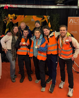 Wat een weekend! Afgelopen weekend stonden we samen sterk tijdens de @alssunrisewalk en wat zijn we trots om te delen dat ons team inmiddels al €2929 heeft opgehaald! 🙌Het was een weekend vol energie en verbinding. Een bijzonder moment was dat de volledige Raad van Toezicht de wandelschoenen aantrok en samen de 25 km heeft volbracht. Ook onze geweldige ambassadeur @maricarmenoudendijk liep mee. Al met al een prestatie om trots op te zijn!Dank aan iedereen die heeft gesteund, meegedaan en aangemoedigd. ❤️#ALSopdeweg #StopALS #ASW26 #ALSSunriseWalk #Utrecht