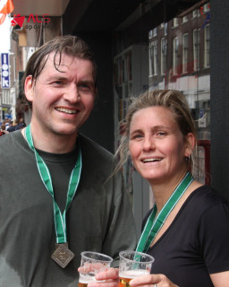 “Het is niet te beschrijven wat ik toen voelde. Ik wist wat er ging komen, dat had ik al vaak genoeg gezien.”Mari Carmen Oudendijk is ambassadeur van Stichting ALS op de weg en zet zich al jaren in voor de strijd tegen ALS. In 2022 werd dat ineens persoonlijk, toen haar broer Carlos de diagnose kreeg.Carlos ging snel achteruit en al binnen enkele weken zat hij in een rolstoel. Stichting ALS op de weg kon direct helpen met hulpmiddelen en ondersteuning. Precies op het moment dat het nodig was. Dat gaf hem in zijn laatste maanden nog comfort.Mari Carmen ervaarde hoe belangrijk het is om juist in zo’n periode samen te blijven, steun te vinden bij elkaar en in verbinding te blijven met de mensen om je heen: “Verbinding is het antwoord weet ik nu. Door te verbinden met de mensen om je heen kun je met ‘hoop’ verder.”Wil je meer lezen over haar verhaal en wat Stichting ALS op de weg kan betekenen? Lees het volledige interview via onlinetouch.nl/alsopdeweg/als-op-de-weg-jubileum-magazine?html=true#/34/ ❤#StopALS #ALSopdeweg #Hulpmiddelen