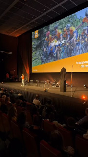 Afgelopen zondag vond de deelnemersbijeenkomst van @tourduals plaats en wat was het een mooie dag! Met een (bijna) volle zaal en honderden aanwezigen trapten we samen af voor de 2026-editie, de Fabulous Fourteen. 🚴‍♂️💪Petra Kroon opende de dag en zette meteen de toon voor een inspirerende bijeenkomst. Bezoekers werden warm ontvangen met koffie en thee, waarna er volop informatie werd gedeeld met alle deelnemers. Ook Richard van Stichting ALS op de weg en Harrie en Sjors namen het woord om meer te vertellen over het fietsgedeelte voor MMA en hun teams.Ondertussen was de informatiemarkt geopend en drukbezocht, en kon iedereen het nieuwe tenue ophalen. Door sommigen werd het meteen met trots aangetrokken! 👕🔥 Het was prachtig om zoveel nieuwe gezichten te zien en om bekende deelnemers van eerdere edities weer te ontmoeten.#TourduALS #ALSopdeweg #TDA26 #StopALS