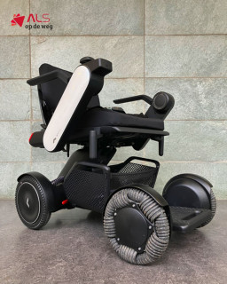 Nog maar een paar beschikbaar! 🚨De Whill C2 elektrische rolstoel met omniwielen is de perfecte combinatie van comfort, wendbaarheid en kracht. Ideaal voor thuis en onderweg. 💪- Makkelijk te bedienen met joystick (links of rechts)
- Compact te demonteren en daarom perfect voor vakantie
- Superscherpe draaicirkel van slechts 76 cm
- Ook op afstand te bedienen via appDankzij de samenwerking met @stichtingalsnederland kunnen wij deze innovatieve oplossing aanbieden aan mensen die het echt nodig hebben ❤️👉 Wacht niet te lang: OP = OP! Interesse of meer info? Neem contact met ons op via alsopdeweg.nl/hulpmiddelen-whill-c2/#ALSopdeweg #WhillC2 #Mobiliteit #Hulpmiddelen