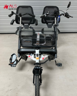 🚲 Even samen eropuit? Met de Van Raam Fun2Go wordt samen fietsen weer echt genieten. Geen tandem, maar een duofiets waarbij je gezellig naast elkaar zit. Dat betekent: makkelijk praten, samen lachen en onderweg echt contact.Of je nu zelf mee wilt fietsen of liever ontspannen meerijdt, het kan allebei. Dankzij de elektrische ondersteuning en de vrijloopfunctie voor de bijrijder bepaal je zelf wat prettig is.Wat deze fiets extra fijn maakt:
✔️ Elektrische trapondersteuning voor moeiteloos fietsen
✔️ Bijrijder hoeft niet mee te trappen
✔️ Comfortabele, verstelbare stoel met extra ondersteuning
✔️ Handige extra’s zoals verstelbare trappers en een rustplankAlles is erop gericht om het fietsen zo comfortabel en veilig mogelijk te maken, zodat je langer kunt blijven genieten van die mooie momenten samen.De fiets wordt compleet geleverd, inclusief verlichting, slot, lader en boodschappenmand. Interesse? Kijk op alsopdeweg.nl/hulpmiddelen-vanraam-fun2go/ voor meer informatie.