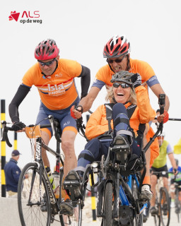 Op 18 juni 2026 gaan Bertus, ondanks zijn diagnose met ALS, en zijn broer Marcel samen de uitdaging aan. Namelijk de beklimming van de Mont Ventoux tijdens @tourduals 💪⛰️Wat dit extra speciaal maakt? Ze doen dit op een echte klassieker: de allereerste Cannondale-tandem racefiets van Stichting ALS op de Weg die ooit meedeed aan de Tour. Deze bijzondere fiets is onlangs volledig in ere hersteld en kreeg een prachtige upgrade. Een groot dankjewel aan @harriefietst voor dit vakwerk, chapeau! 🙌We wensen Bertus en Marcel heel veel kracht en succes toe. ❤️#ALSopdeWeg #TourduALS #MontVentoux #TDA26 #Hulpmiddelen