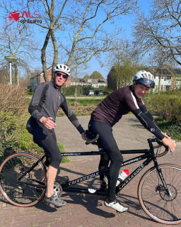 Op 18 juni 2026 gaan Bertus, ondanks zijn diagnose met ALS, en zijn broer Marcel samen de uitdaging aan. Namelijk de beklimming van de Mont Ventoux tijdens @tourduals 💪⛰️Wat dit extra speciaal maakt? Ze doen dit op een echte klassieker: de allereerste Cannondale-tandem racefiets van Stichting ALS op de Weg die ooit meedeed aan de Tour. Deze bijzondere fiets is onlangs volledig in ere hersteld en kreeg een prachtige upgrade. Een groot dankjewel aan @harriefietst voor dit vakwerk, chapeau! 🙌We wensen Bertus en Marcel heel veel kracht en succes toe. ❤️#ALSopdeWeg #TourduALS #MontVentoux #TDA26 #Hulpmiddelen