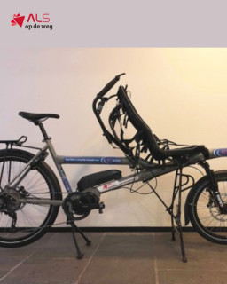 De Hase Pino tandem is niet voor niets één van onze populairste fietsen. Of je nu traint voor de Tour du ALS of gewoon wilt genieten van een mooie rit samen: deze fiets maakt het mogelijk. 🚴‍♂️Met z’n tweeën fietsen, ieder op z’n eigen manier. Kies voor de klassieke versie en trap samen op pure beenkracht, of ga voor de elektrische ondersteuning waarmee heuvels en viaducten net even makkelijker worden. Ondertussen zit je voorop comfortabel en veilig, met opties zoals een vierpuntsgordel en extra beensteunen.
Wil je meer weten over beschikbaarheid of levering? Laat het ons weten via alsopdeweg.nl/hase-pino-tandem/#StichtingALSopdeweg #StopALS #TourduALS #ALSHulpmiddelen