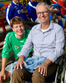 Soms rijden ze voorbij in Nederland: onze eigen bussen van Stichting ALS op de weg. 🚐❤️ En telkens voelen we trots en vooral heel veel motivatie om door te gaan.In zijn column deelt Jord Jager, lid van onze Raad van Toezicht, een persoonlijk verhaal over zijn vader Jan Jager, die in 2014 de diagnose ALS kreeg. En over de wens om niet alleen naar onderzoek te kijken, maar juist ook naar directe ondersteuning voor mensen die nu met ALS leven.Die gedachte leidde tot Stichting zoalsjan en een bijzondere samenwerking met ALS op de weg. Samen met initiatieven zoals @holland4als werd meer dan een miljoen euro opgehaald voor hulpmiddelen.Jord beschrijft ook wat wij elke dag zien: de invloed die een hulpmiddel kan hebben en de vrijheid die daardoor terugkomt.Benieuwd naar Jords hele verhaal? Lees het via onlinetouch.nl/alsopdeweg/als-op-de-weg-jubileum-magazine?html=true#/42/#ALSopdeweg #StopALS #ALSHulpmiddelen #Vrijheid