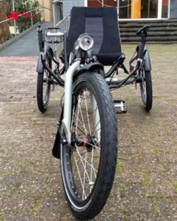 Nog maar één beschikbaar van de Hase Kettwiesel fiets! 🚲Op zoek naar een comfortabele en stabiele fiets met elektrische ondersteuning? Dan is de Hase Kettwiesel misschien precies wat je zoekt. Deze sportieve driewielfiets is ideaal voor mensen met verminderde beenkracht en zorgt dankzij de elektrische trapondersteuning voor extra vrijheid en een grotere actieradius.✔️ Superstabiele driewielfiets
✔️ Elektrische ondersteuning van Shimano Steps
✔️ Comfortabel ligzadel
✔️ Geschikt voor langere afstanden
✔️ Actieradius van ongeveer 50–70 km
✔️ Eenvoudige bediening van sturen en schakelenOf je nu een ontspannen rit wilt maken, een dagje weg plant of juist weer meer zelfstandig op pad wilt, de Hase Kettwiesel helpt je comfortabel onderweg.
Let op: er zijn nog maar enkele beschikbaar! Vind meer informatie via alsopdeweg.nl/hulpmiddelen-hase-kettwiesel/#ALSopdeweg #HaseKettwiesel #Driewielfiets #ALSHulpmiddelen