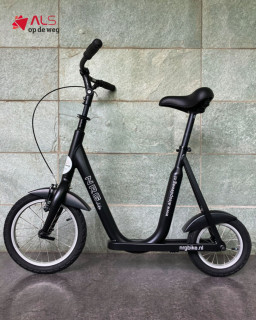 Nog maar een paar NRG Bike loopfietsen beschikbaar! 🚲Ben je op zoek naar een manier om met dezelfde energie toch verder te komen? Dan is de NRG Bike loopfiets een geweldige oplossing!Met de NRG Bike wordt je lichaamsgewicht gedragen door het zadel, waardoor je benen minder worden belast. Door een natuurlijke loopbeweging rol je bijna weerstandsloos vooruit. Walk & Roll! Zo kun je comfortabel grotere afstanden afleggen en langer genieten van activiteiten buitenshuis.De voordelen op een rij:
✔️ Lichtgewicht aluminium frame (slechts 8 kg)
✔️ Zeer lage instap
✔️ Verstelbaar stuur en zadel
✔️ Eenvoudig mee te nemen en te vervoeren
✔️ Geschikt voor gebruikers tot 120 kgDe NRG Bike kan een waardevolle ondersteuning zijn om mobiliteit en zelfstandigheid zo lang mogelijk te behouden. Neem contact op met ALS op de Weg voor meer informatie of om een exemplaar te reserveren via alsopdeweg.nl/hulpmiddelen-nrg-bike-loopfiets/#ALSopdeWeg #StopALS #NRGBike #Hulpmiddelen #Loopfiets