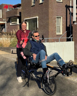 Wolter was altijd actief: op de racefiets, op wintersport en onderweg met de motor. Toen ALS ervoor zorgde dat zelfstandig fietsen steeds moeilijker werd, wilde hij samen met zijn vrouw Nicole toch blijven genieten. Ze besloten gebruik te maken van onze Hase Pino: een speciale tandem met elektrische ondersteuning. Zo konden zij blijven genieten van fietstochten samen. 🚲Het verhaal van Wolter laat zien hoe belangrijk het is om te blijven kijken naar wat wél mogelijk is. Daarom stellen wij hulpmiddelen beschikbaar en denken we actief mee over passende oplossingen.Benieuwd naar de Hase Pino of onze andere hulpmiddelen? Neem gerust contact op via info@alsopdeweg.nl en lees het hele verhaal van Wolter via alsopdeweg.nl/interview-nicole-en-wolter-lier/ We helpen je graag. ❤️#ALSopdeWeg #HasePino #StopALS #Hulpmiddelen