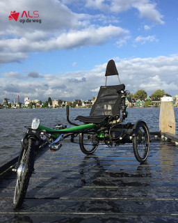 De Hase Lepus Evo Steps is een stabiele driewielligfiets met elektrische trapondersteuning en biedt comfort, veiligheid en fietsplezier voor mensen die graag zelfstandig op pad gaan. 🚲Dankzij de comfortabele zit, achtervering en het lage stuur is deze fiets ook geschikt voor mensen met minder armkracht. De krachtige elektrische ondersteuning en de traploze elektronische 8-versnellingsnaaf zorgen ervoor dat je moeiteloos langere afstanden kunt afleggen. Zo geniet je van een heerlijke fietstocht met een ruime actieradius.✅ Zeer stabiel door de dubbele achterwielen
✅ Elektrische trapondersteuning
✅ Comfortabele zit met achtervering
✅ Traploze elektronische 8-versnelling
✅ Schijfremmen voor optimale controle en veiligheid
✅ Verlichting voor veilig onderweg zijn
✅ Sportief design waarmee je gezien mag worden⚠️ Belangrijk: Voor deze fiets is een minimale lichaamslengte van 1,70 meter vereist in verband met de afstelling van het frame. Daarnaast is de fiets met een breedte van 90 cm vaak niet geschikt voor een standaard deuropening.Ben je op zoek naar een comfortabele, veilige en sportieve fiets om weer van de vrijheid van fietsen te genieten? Dan is de Hase Lepus Evo Steps zeker het ontdekken waard! Kijk op alsopdeweg.nl/hase-lepus/#ALSopdeWeg #HaseLepus #Fiets #Hulpmiddelen