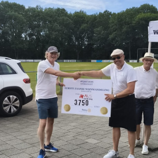 Vandaag mocht ik namens onze stichting ALS op de weg een cheque in ontvangst nemen van @rotaryclubdezaanzaandijk_. Zij organiseerden de Eerste Zaanse Wijn wandeling voor de derde keer! Prachtig weer, heerlijke wijnen werden er geproefd, met bijpassende kleine gerechtjes. Dank aan de organisatie, sponsoren en deelnemers voor het mooie bedrag. Wij besteden dit geld concreet aan hulpmiddelen voor mensen met ALS. #kwaliteitvanleven #rotary #als #vechtmeetegenals