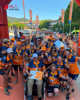 Wat een bijzondere dag was het vorige week donderdag weer bij de @tourduals! Ondanks de extreme hitte hebben bijna 900 deelnemers samen alles gegeven op de Mont Ventoux.We zagen prachtige inzet van:🚴‍♂️ Fietsende Hase Pino teams
🤝 4 sterke duwteams
En natuurlijk honderden andere toppers die zich inzetten voor de strijd tegen ALSEn het resultaat mag er zijn: ruim €2 miljoen opgehaald! Een ongelofelijke bijdrage in de strijd tegen ALS.En we kijken nu al vooruit: volgend jaar staat de 15e editie, een jubileumeditie, op het programma. Dat belooft iets heel bijzonders te worden. Dank aan iedereen die dit mogelijk heeft gemaakt. ❤️#TourduALS #TDA26 #StichtingALSopdeWeg #MontVentoux