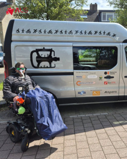 Een bus vol herinneringen. Help je mee? 🚐Toen @frank.l.bos de diagnose ALS kreeg, veranderde zijn leven voorgoed. Maar in plaats van stil te blijven staan, besloot hij juist in beweging te komen.Met Franks PEDALS haalde hij samen met duizenden supporters al meer dan €1.000.000 op voor onderzoek naar ALS. Een ongelooflijke prestatie.Maar Frank zag ook iets anders.Onderzoek is ontzettend belangrijk, maar mensen met ALS hebben nu hulp nodig. Nu willen ze nog een dagje weg met hun gezin. Nu willen ze nog een verjaardag vieren, naar het strand, een voetbalwedstrijd bezoeken of opa en oma zien.Daarom zet Frank zich nu in voor een aangepaste rolstoelbus voor Stichting ALS op de weg. Helaas is de vraag naar aangepast vervoer groter dan het aanbod. Er is een wachtlijst. En voor mensen met ALS is tijd het meest kostbare wat er is.Met jouw donatie help je niet één persoon, maar tientallen gezinnen. Zowel nu als in de toekomst.👉 Help mee.
❤️ Doneer.
📲 Deel dit bericht.
🚐 Geef mensen met ALS de kans om herinneringen te blijven maken. Kijk op alsopdeweg.nl/ik-wil-doneren/#StopALS #ALSopdeweg #Onderzoek #Hulpmiddelen