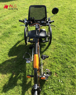 De zomer is begonnen... het moment om eropuit te gaan!🚲☀️Wil jij deze zomer nog genieten van een heerlijke fietstocht? Dan is dit je kans!We hebben nog slechts een beperkt aantal Van Raam Easyrider 3 driewielfietsen met elektrische trapondersteuning beschikbaar.Deze comfortabele en stabiele fietsen zijn speciaal geschikt voor mensen met ALS en bieden de vrijheid om veilig en ontspannen te blijven fietsen. Dankzij de elektrische ondersteuning, comfortabele zitting en slimme aanpassingen kun je weer genieten van de buitenlucht, een rondje met je partner, familie of vrienden, of gewoon even heerlijk zelfstandig op pad.We hebben:
🟠 Een oranje Easyrider in maat L
⚪ Een witte Easyrider in maat MDus wil je deze zomer nog gebruikmaken van een van deze prachtige fietsen? Wacht dan niet te lang en reserveer hem snel: alsopdeweg.nl/hulpmiddelen-van-raam-easyrider/#StopALS #Hulpmiddelen #ALSopdeweg #ALSHulpmiddelen
