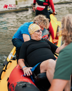 Een dag vol saamhorigheid… de @amsterdamcityswim staat weer voor de deur! Duizenden deelnemers duiken het water in om aandacht te vragen voor ALS en geld op te halen voor een toekomst zonder deze ziekte. Een bijzonder evenement waarbij iedereen op zijn of haar eigen manier bijdraagt.Niet iedereen met ALS kan zelf het water in, maar dat betekent niet dat je niet mee kunt doen! 💪 Bij Stichting ALS op de weg geloven we dat iedereen moet kunnen genieten van bijzondere momenten. Daarom hebben wij verschillende hulpmiddelen beschikbaar om deelname mogelijk te maken, zoals:❤️ Droogpakken – zodat deelnemers warm en comfortabel kunnen blijven, ook als zwemmen niet mogelijk is.
❤️ Diverse drijfmiddelen – zoals bootjes, banden en catamarans, zodat iedereen op een veilige en passende manier het water in kan.Want de Amsterdam City Swim gaat niet alleen om zwemmen. Het gaat om meedoen, samen beleven en herinneringen maken. Dankzij deze hulpmiddelen kunnen ook mensen met ALS, hun familie en betrokkenen onderdeel zijn van dit bijzondere evenement. Lees hier meer over via alsopdeweg.nl.