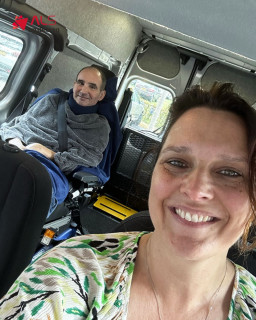 "We hoopten er anderen mee te kunnen helpen."Na het overlijden van haar man Vincent schonk Melanie zijn Eloflex aan Stichting ALS op de weg, zodat ook anderen er gebruik van kunnen maken.Voor Vincent betekende deze opklapbare, elektrische rolstoel een wereld van verschil. Hij kon hem zelf bedienen, eenvoudig inklappen en overal mee naartoe nemen. De Eloflex gaf hem vrijheid, zelfstandigheid en de mogelijkheid om eropuit te blijven gaan.Juist die vrijheid is van onschatbare waarde. Daarom zijn we Melanie ontzettend dankbaar voor haar bijzondere donatie. ❤️ Dankzij haar kunnen we nu ook anderen met ALS helpen met dit prachtige hulpmiddel.Benieuwd wat de Eloflex voor jou of een naaste kan betekenen? Neem gerust contact met ons op via alsopdeweg.nl. Samen kijken we naar de mogelijkheden.