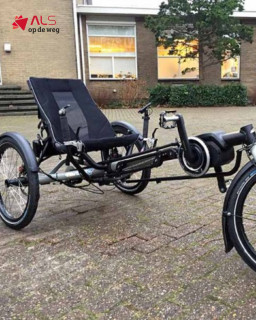 Wanneer fietsen door ALS steeds moeilijker wordt, kan een aangepaste fiets helpen om toch in beweging te blijven en samen op pad te gaan. Bij Stichting ALS op de weg hebben we daarom verschillende Hase fietsen in ons assortiment. Van een stabiele driewielfiets tot een tandem waarop je samen kunt fietsen.Onze fietsen die momenteel in gebruik zijn:
🚴 Kettwiesel: een comfortabele en stabiele ligdriewielfiets
🚴 Lepus: een comfortabele ligfiets met extra ondersteuning en stabiliteit
🚴 Pino tandem: samen fietsen, waarbij ieder op zijn eigen manier kan bijdragen
🚴 Trigo: een wendbare en stabiele driewielfiets, geschikt voor verschillende ondersteuningsbehoeftenWelke fiets het beste past, hangt natuurlijk af van iemands mogelijkheden en wensen. Het mooie is dat een aangepaste fiets niet alleen een hulpmiddel kan zijn, maar vooral kan bijdragen aan vrijheid, buiten zijn en samen mooie momenten beleven.Benieuwd naar onze Hase fietsen of welke fiets bij jou past? Neem een kijkje bij Stichting ALS op de weg en ontdek de mogelijkheden via alsopdeweg.nl.#StopALS #ALSopdeweg #Fietsen #Hulpmiddel