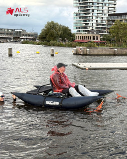 Maurice Korpershoek en zijn team 'Adieu ALS' doen vandaag mee aan de @amsterdamcityswim. Maurice maakt daarbij gebruik van een pontoon/bellyboat, waarmee hij veilig kan drijven in het water. Zijn team trekt hem voort, zodat ze deze uitdaging echt samen aangaan. 💪Want ALS mag dan steeds meer van Maurice vragen, zijn strijdlust is onverminderd groot. Sinds zijn diagnose in april 2023 is lopen helaas niet meer mogelijk en is hij afhankelijk van een rolstoel. Maar dankzij de juiste hulpmiddelen en een sterk team om hem heen, kan Maurice blijven meedoen aan bijzondere uitdagingen zoals de Amsterdam City Swim en de Tour du ALS.Bij Stichting ALS op de weg vinden we het belangrijk dat mensen met ALS zo lang mogelijk mee kunnen blijven doen. Passende hulpmiddelen kunnen daarin een wereld van verschil maken.Team Adieu ALS zwemt zondag niet alleen voor de finish, maar vooral voor een toekomst zonder ALS.Benieuwd naar hun actie of wil je Team Adieu ALS steunen? Kijk hier: amsterdamcityswim.nl/teams/adieu-als 🏊♂️💙#StichtingALSopdeweg #AmsterdamCitySwim #ACS2026 #StopALS #Hulpmiddelen