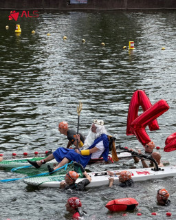Wat was het een bijzondere dag tijdens de @amsterdamcityswim! Samen kwamen we in beweging voor mensen met ALS en hun naasten. Duizenden Wavemakers doken het water in en haalden met elkaar een fantastisch bedrag op van €3.007.246,63 voor de strijd tegen ALS. Een opbrengst waar we ontzettend trots op zijn! 💪Maar voor ons was deze dag nog specialer. Dankzij onze hulpmiddelen konden ook mensen met ALS zelf het water op en volop meedoen. Met de catamaran, pontoonbootjes en bellyboats konden patiënten de Amsterdamse grachten in en deze bijzondere dag samen met hun familie, vrienden en alle andere Wavemakers beleven.❤️Samen zorgen we ervoor dat mensen met ALS mee kunnen blijven doen, beleven en genieten. Dank aan iedereen die deze dag mogelijk heeft gemaakt!#AmsterdamCitySwim #ALSopdeweg #ACS2026 #StopALS