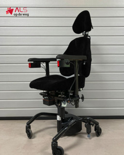 De Mercado Medic Propeller trippelstoel is nog beschikbaar!Trippelen door de woonkamer, maar merk je dat een kleed, drempeltje of ander oneffen oppervlak soms net te lastig is? De Propeller biedt een extra stukje bewegingsvrijheid. ❤️Deze elektrische ondersteuning zorgt ervoor dat je gemakkelijker over verschillende ondergronden kunt bewegen. Ideaal wanneer je sneller vermoeid raakt van het trippelen of wanneer je bijvoorbeeld over een kleed of kleine drempel wilt kunnen bewegen.Met een eenvoudige bediening laat je het elektrische wiel zakken en beweeg je jezelf met ondersteuning door de ruimte. En in een kleinere ruimte? Dan laat je het wiel weer omhoog en kun je gewoon verder trippelen.De stoel beschikt daarnaast over:
🔹 Elektrische hoog-laagfunctie
🔹 Handrem
🔹 Hoofdsteun
🔹 Vier wielen voor stabiliteit en bewegingsvrijheid
🔹 Een comfortabele en degelijke zittingZo geeft de Propeller je net dat beetje extra ondersteuning om zelfstandig in beweging te blijven. 🙌 Meer weten over dit hulpmiddel? Neem gerust contact met ons op via alsopdeweg.nl/hulpmiddelen-mercado-medic-propeller/#ALSopdeweg #StopALS #hulpmiddel #trippelstoel