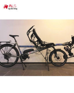 Samen fietsen, eropuit in de omgeving of trainen voor Tour du ALS: met de elektrisch ondersteunde Hase Pino tandem kan het allemaal! 🚲Heeft de persoon voorop minder beenkracht? Geen probleem. Als stoker achterop kun je gewoon wat extra kracht bijzetten. En dankzij de elektrische ondersteuning zijn ook een heuvel, viaduct of flinke klim goed te doen. 💪De Pino biedt een comfortabele en stabiele zit voor beide fietsers. Een vijfpuntsgordel en speciale been- of kuitsteunen zijn mogelijk, zodat je veilig en prettig op pad kunt. Dankzij het robuuste frame, de dikkere banden en schijfremmen is de tandem bovendien gemaakt voor mooie kilometers.Of je nu samen traint voor Tour du ALS of gewoon lekker een rondje wilt fietsen: samen kom je verder. ❤️Benieuwd naar de Hase Pino of de andere hulpmiddelen van ALS op de weg? Kijk op alsopdeweg.nl voor meer informatie.#ALSopdeweg #HasePino #Tandem #TourduALS #StopALS