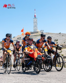 Samen naar de top! 💪⛰️Op 17 juni 2027 beklimmen honderden fietsers, wandelaars en hardlopers de Mont Ventoux tijdens @tourduals. Voor en met mensen met ALS gaan zij de uitdaging aan en zetten ze zich samen in voor een toekomst zonder ALS.Een flinke uitdaging, maar vooral een bijzondere ervaring. Samen met je vrienden, familie of collega’s de berg op. Samen grenzen verleggen, elkaar erdoorheen slepen en herinneringen maken voor het leven. ❤️Ook meedoen? Ga de uitdaging aan! Kijk voor meer informatie op tourduals.nl!#TourduALS #StopALS #ALSopdeweg #TDA27